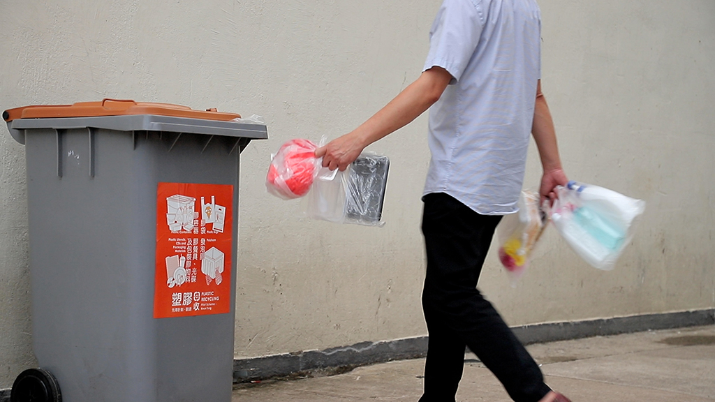 廢膠回收桶，均貼上鮮明的橙啡色貼紙。 黃錦星網誌圖
