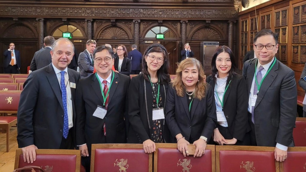 香港律師會會長陳澤銘和前會長彭韻僖代表香港律師會,前往倫敦參加英格蘭及威爾斯法律年度開啟典禮。香港律師會FB