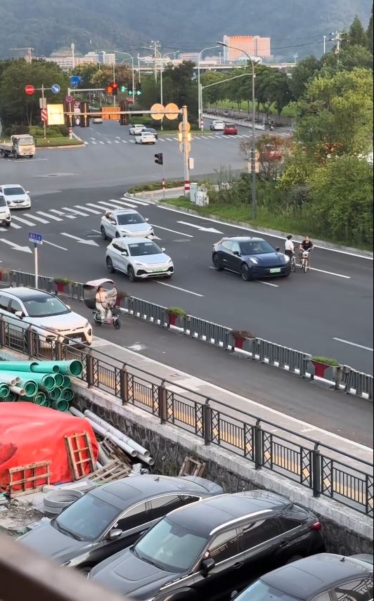 內地兩名大媽站在行車道吹水，玩命行徑惹來網民惡評。微博