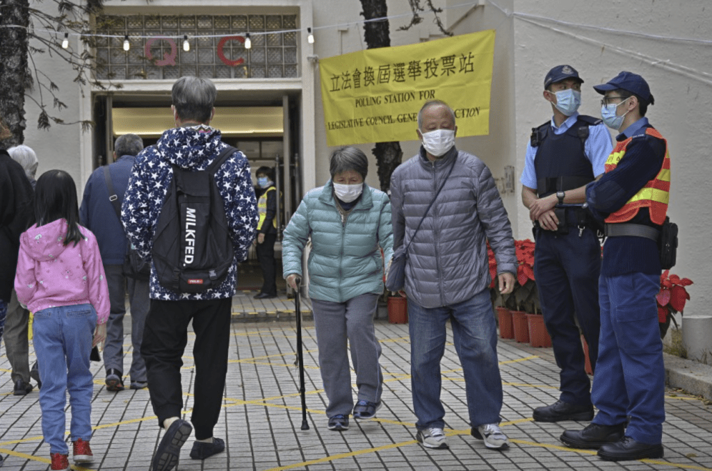 港澳平文章指,香港社會熱情關注選舉,團結一致共謀未來。 港澳平文章指,香港社會熱情關注選舉,團結一致共謀未來。