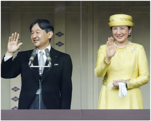新日皇德仁與皇后雅子與民眾見面接受祝賀。AP 