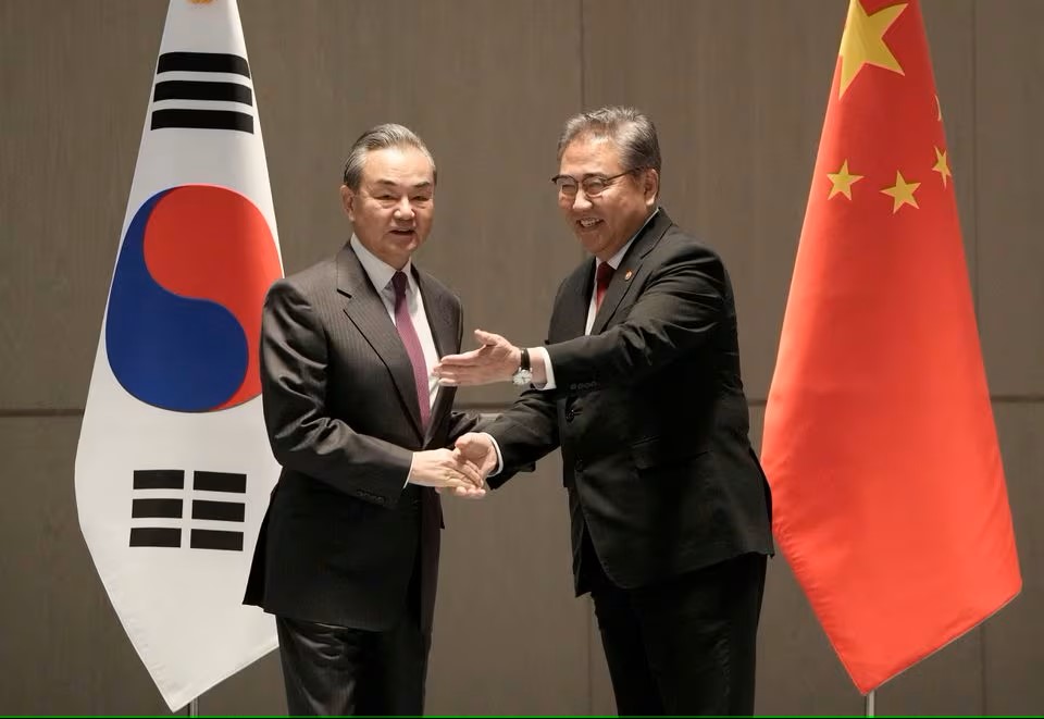 中國外長王毅(左)與南韓外長朴振日前在南韓釜山會面。路透社