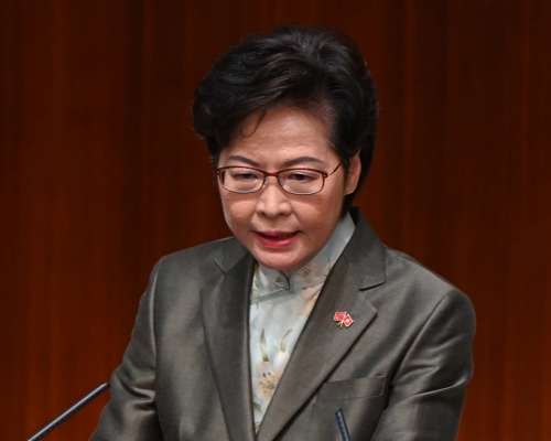 林鄭月娥在早上11時在保安護送下步入會議廳。
