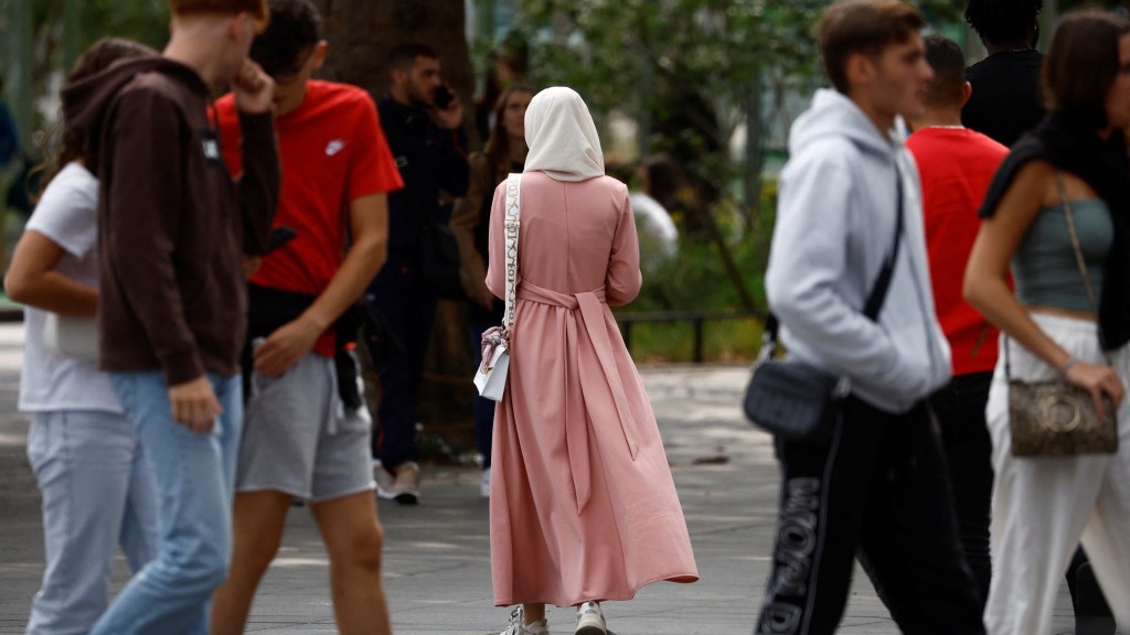 法國南特街上穿穆斯林長袍的婦女。路透社 