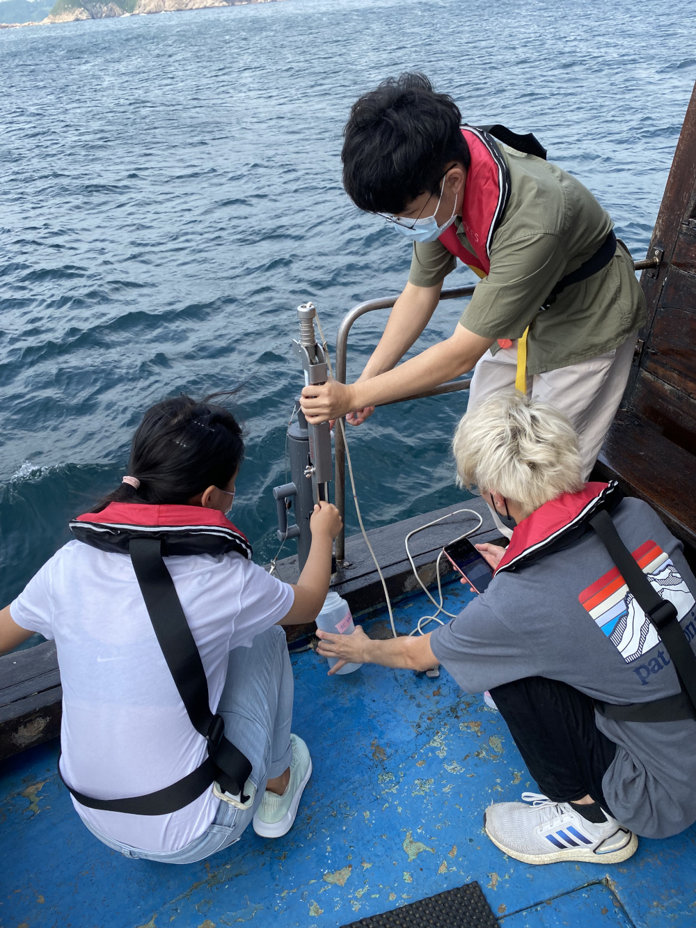 學生在實驗課出海收集海水樣本