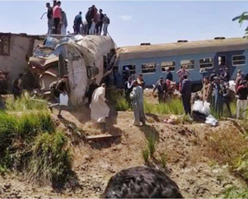 埃及南部火車相撞釀32死、66傷。網圖
