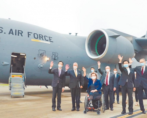 美國3位參議員昨搭美國空軍C-17運輸機抵達台北訪問。網上圖片