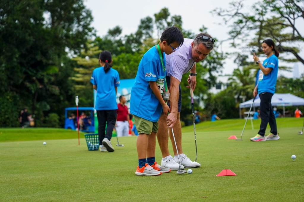 球會教練悉心指導高爾夫球體驗。公關提供