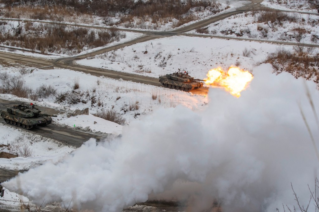南韩军队 K1A2 坦克参加韩美军在分隔两国的非军事区附近举行的联合作战射击演习。 路透社