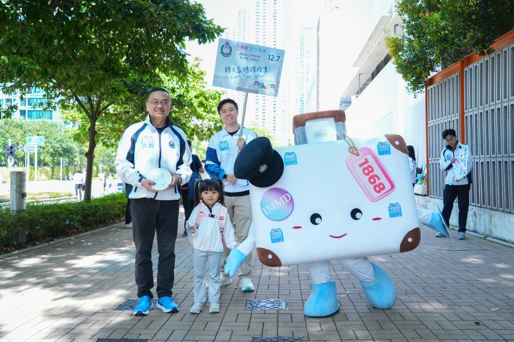 郭俊峯親身到將軍澳落區,呼籲街坊於12月7日立法會換屆選舉中投票。 郭俊峯親身到將軍澳落區,呼籲街坊於12月7日立法會換屆選舉中投票。