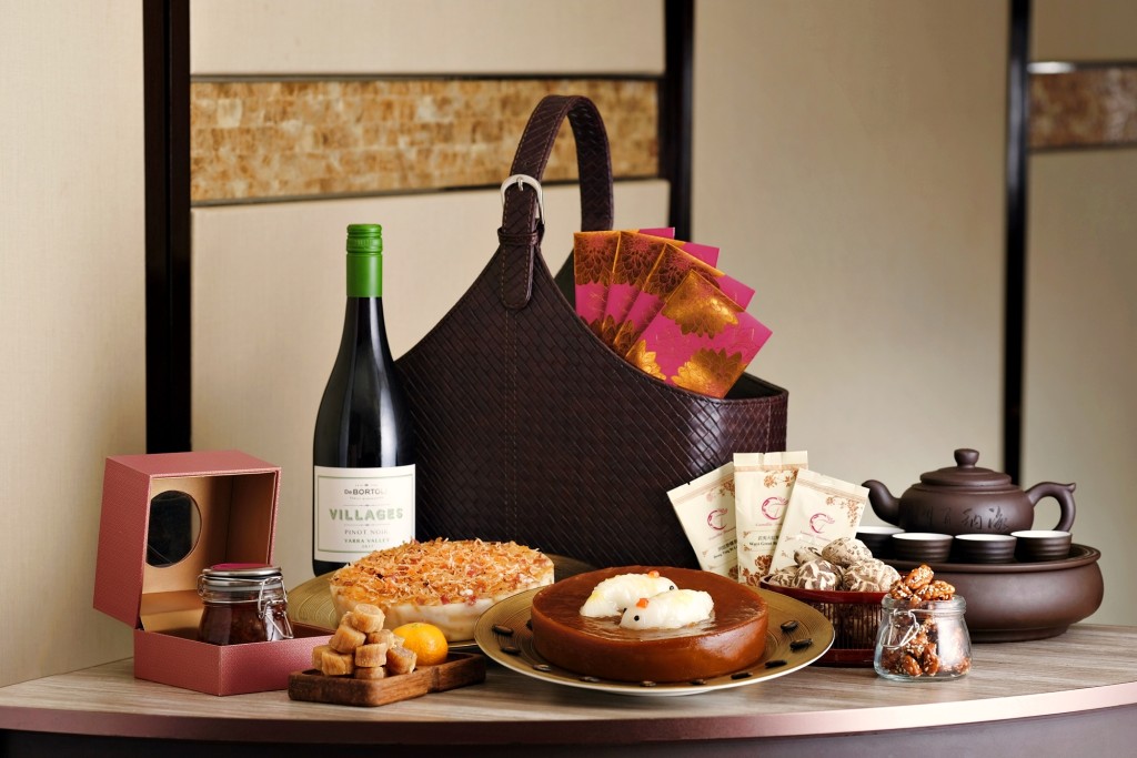 香港天际万豪酒店新春礼物篮包括两款贺年年糕及多款高级海味美食。（欢乐年年礼物篮售价$988、迎春接福礼物篮售价$1,888）