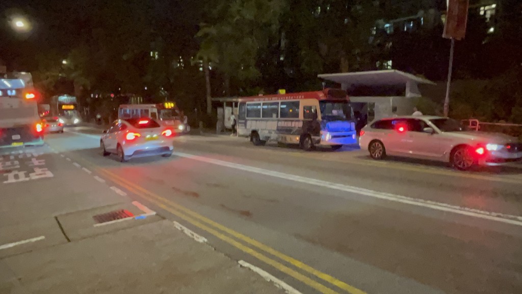 現場為西貢公路近菠蘿輋巴士站位置。楊偉亨攝