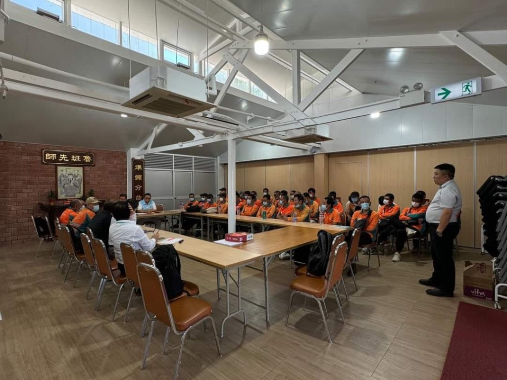 香港建造业总工会与机场三跑项目40多名外劳工友，在锦上路培训中心与主承建商开会，讨论有关追讨劳工权益被剥削事宜。建造业总工会fb