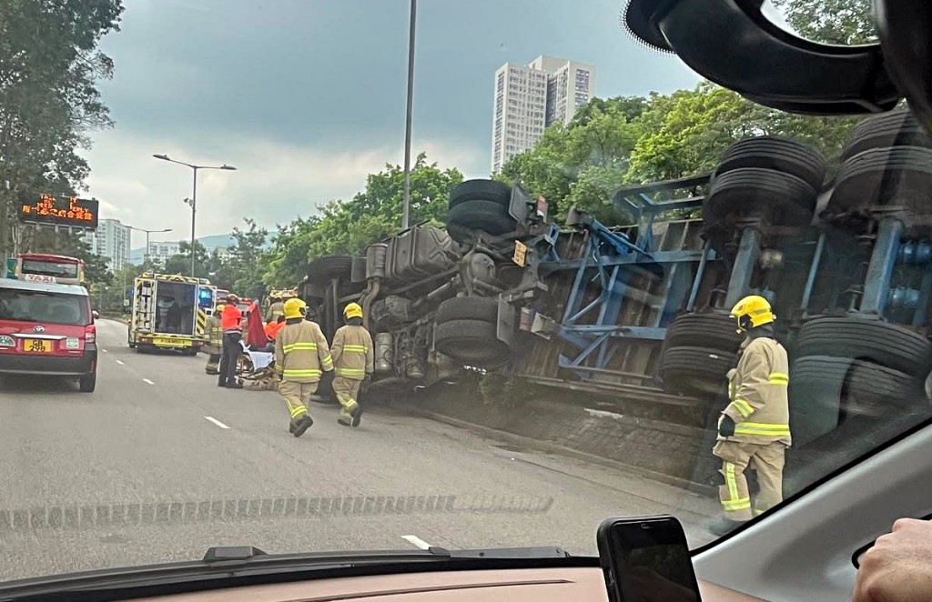 大埔完善路發生貨櫃車翻側意外。fb:香港公共交通智庫 大埔完善路發生貨櫃車翻側意外。fb:香港公共交通智庫