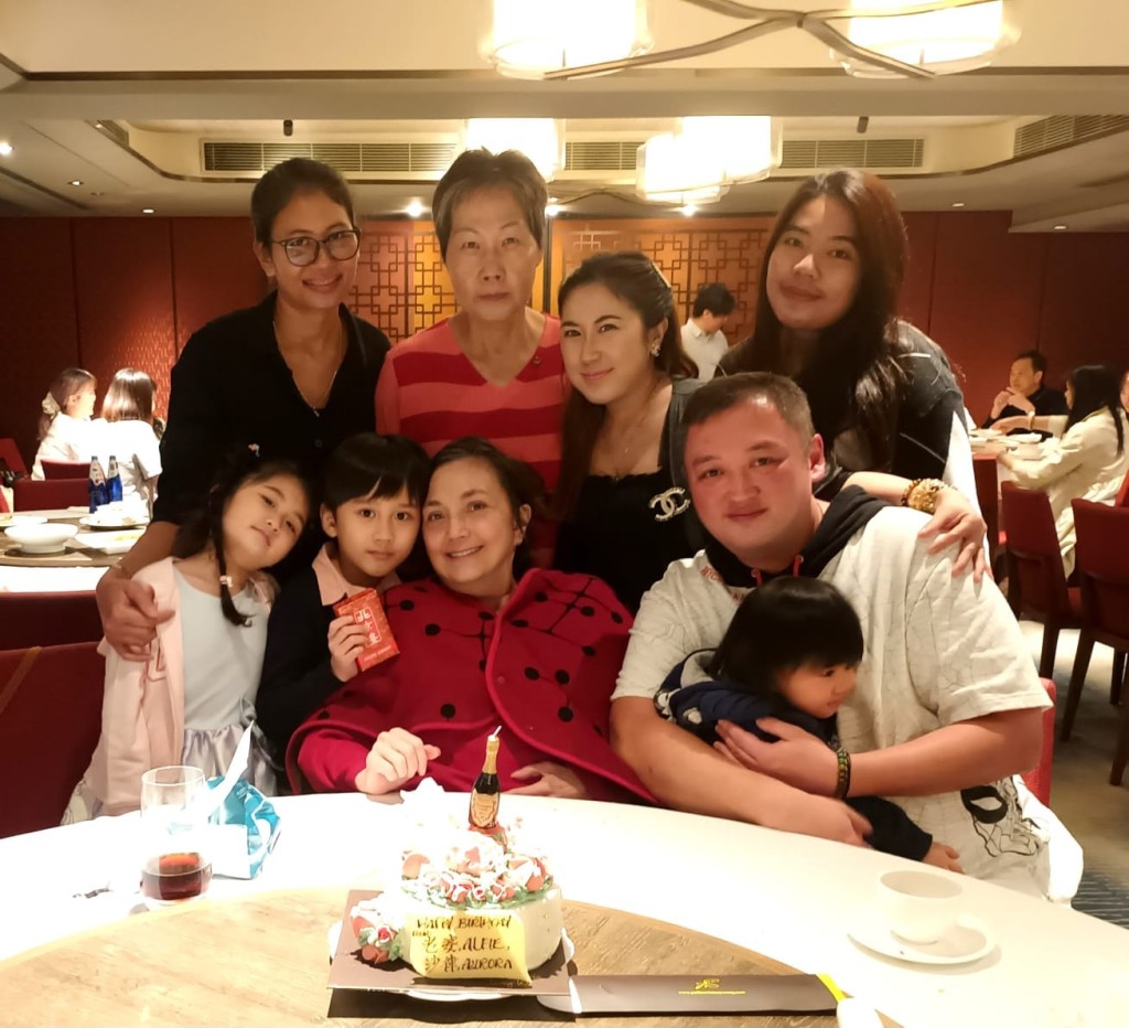 施明在2024年與家人慶祝母親節。