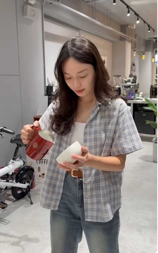 台灣咖啡拉花師Vicky，指控有內媒偷片用AI換臉方式生成機械人拉花片。