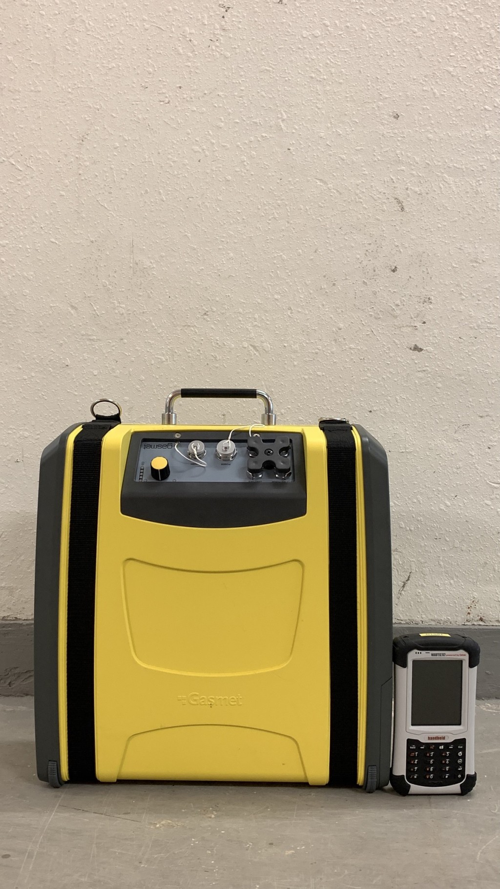 消防處危害物質專隊配備Gasmet DX4040便攜式 FTIR 氣體分析儀，可同時監測二十五種氣體濃度。 消防處提供