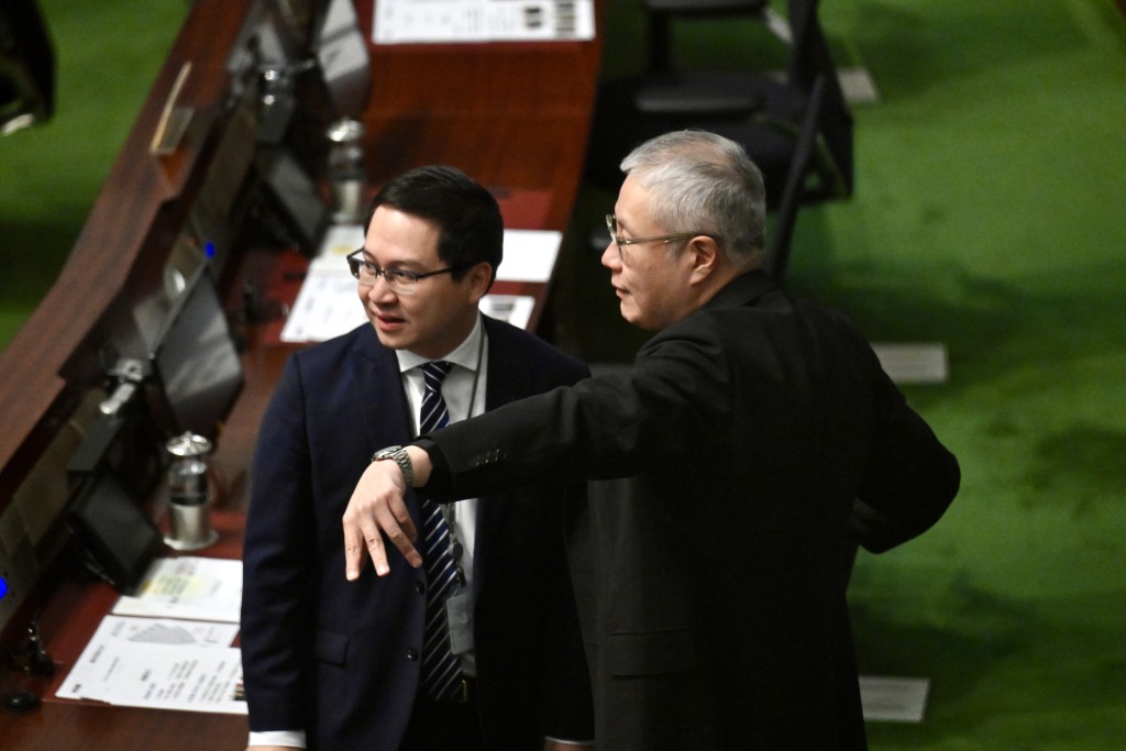 選委界管浩鳴與「新丁」朱立威交流。