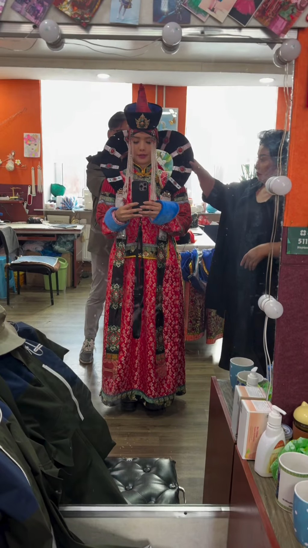 日前官恩娜就在IG上發佈了一條在蒙古體驗穿傳統服飾的影片。 日前官恩娜就在IG上發佈了一條在蒙古體驗穿傳統服飾的影片。