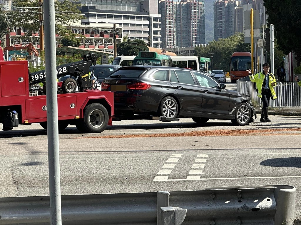 「隱形戰車」事後被拖走。fb香港突發事故報料區圖片