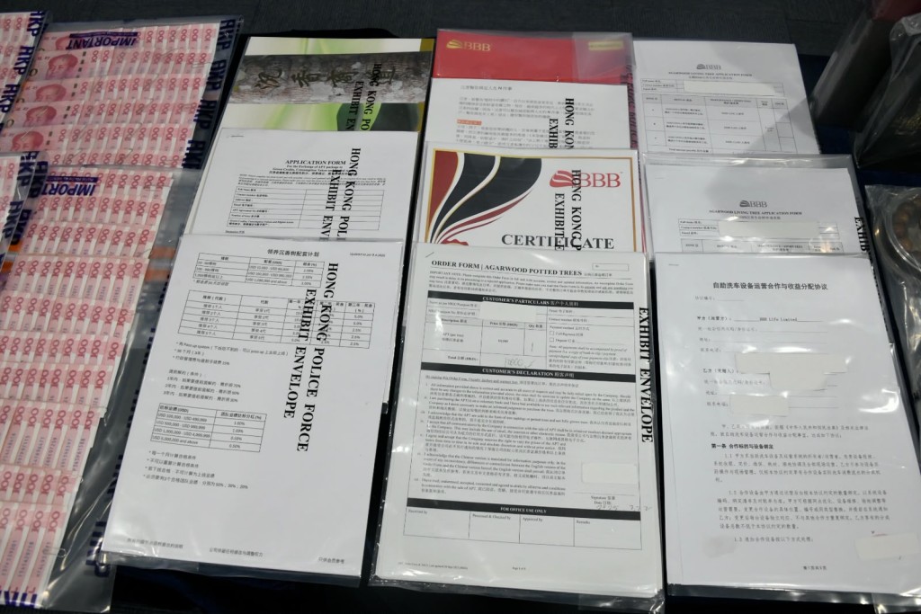 警方檢獲大量文件,涉及投資內容。楊偉亨攝 警方檢獲大量文件,涉及投資內容。楊偉亨攝