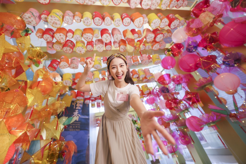 恆香‧YM2中秋綵燈會有由500個傳統燈籠打造的燈籠隧道。 