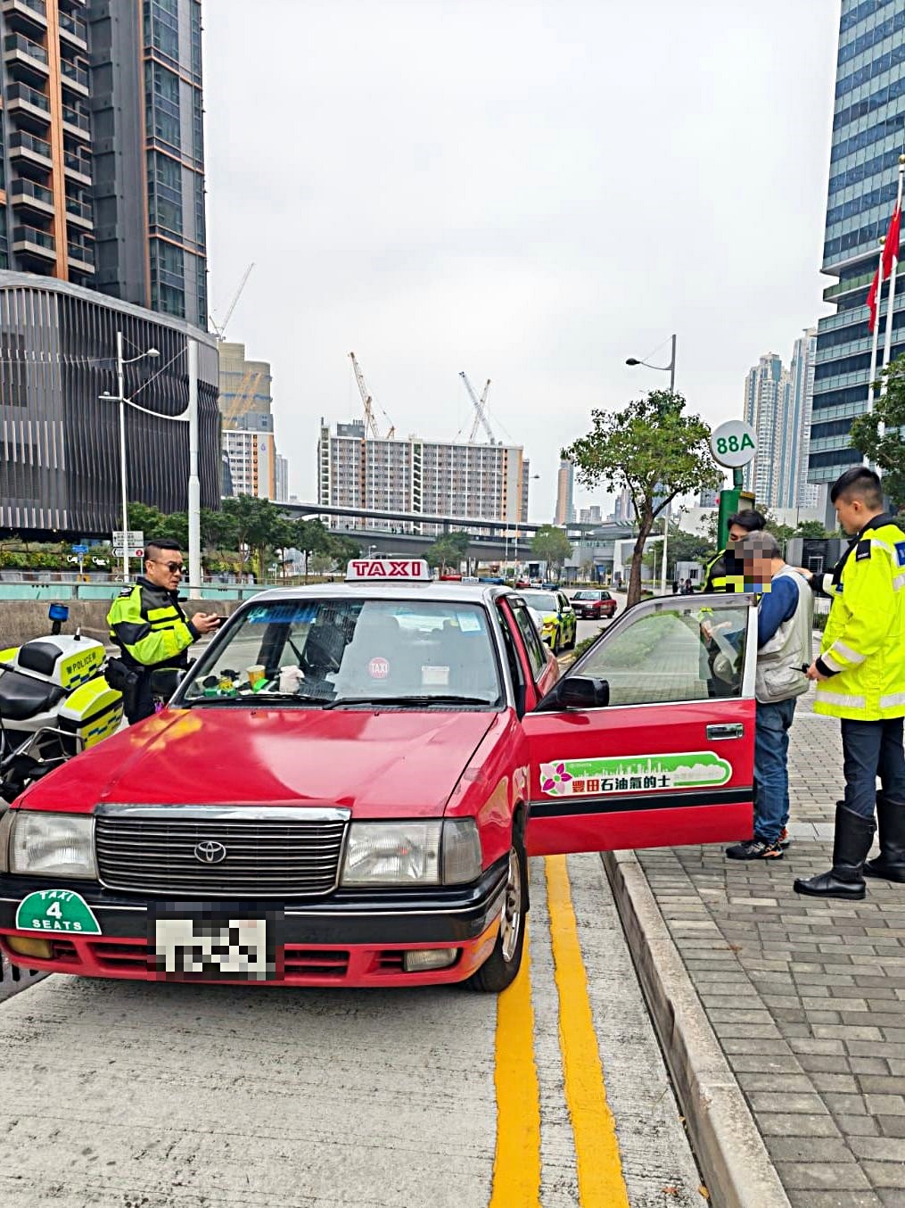 涉案男子被捕帶走。警方提供