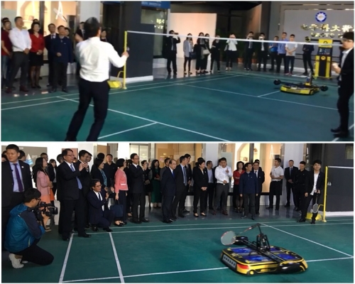 黃偉綸(圖上左)與機械人打羽毛球。