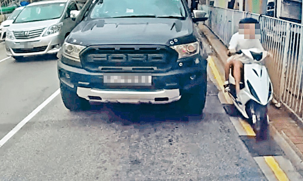 男童駕駛沒車牌的「綿羊仔」,接載同伴從車罅中駛出,險象環生。