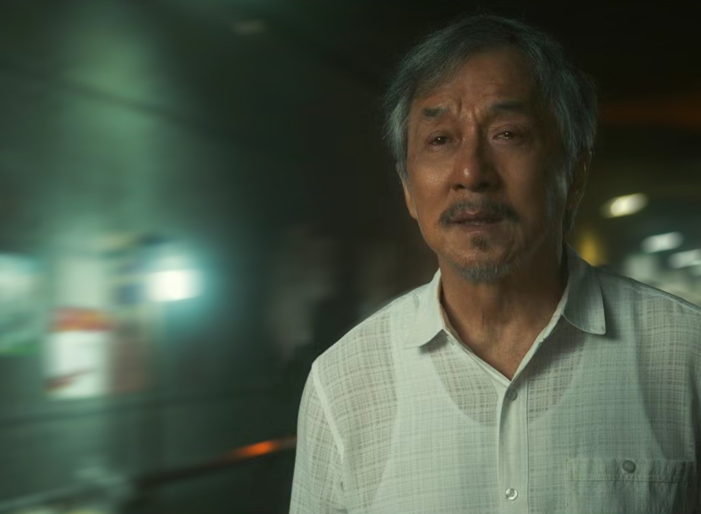 成龍在電影《過家家》中，打破動作巨星的形象，飾演身患有腦退化的獨居老人。