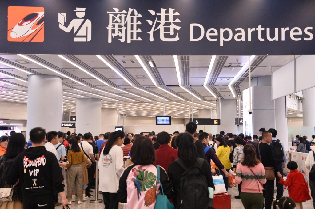 高鐵西九龍站人山人海。