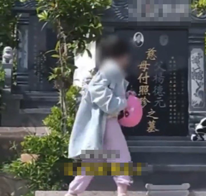 女孩因太想念外公外婆,要父亲带她到坟前探望二人。《北京日报》 女孩因太想念外公外婆,要父亲带她到坟前探望二人。《北京日报》