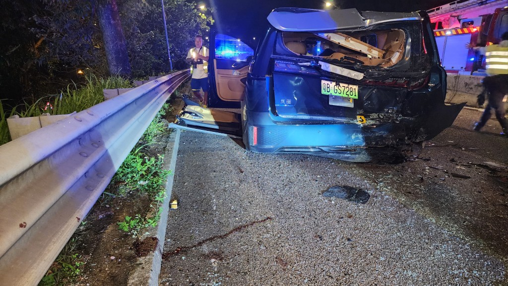私家車上兩人被撞傷。 私家車上兩人被撞傷。