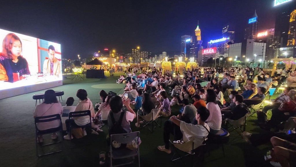 灣仔海濱藝遊坊首辦電影放映及城市漫遊,發展局稱吸引逾千人參加。發展局FB