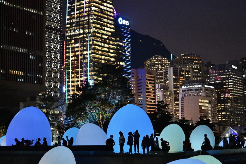 数百个色彩缤纷的发光蛋形装置艺术，吸引不少市民到场打卡。资料图片