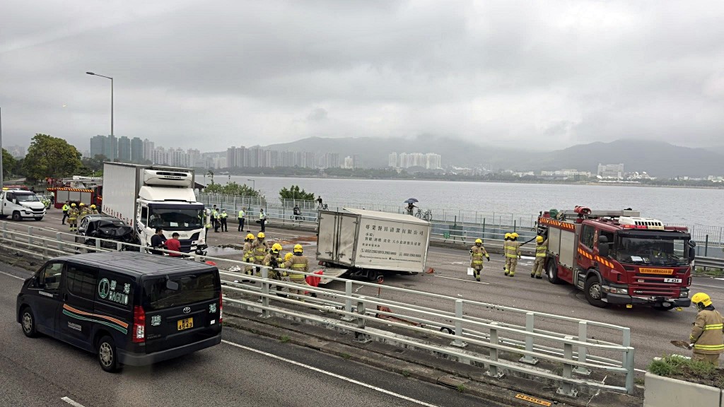 大批消防到場施援。網上圖片 大批消防到場施援。網上圖片