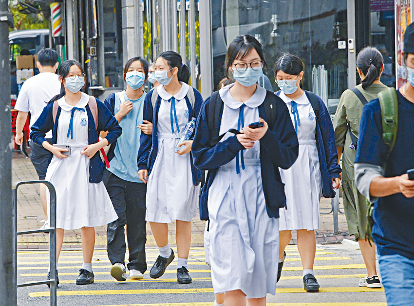 青协调查发现，受访中学生出现焦虑倾向比例上升，建议学校关注学生身心和社交需要。 