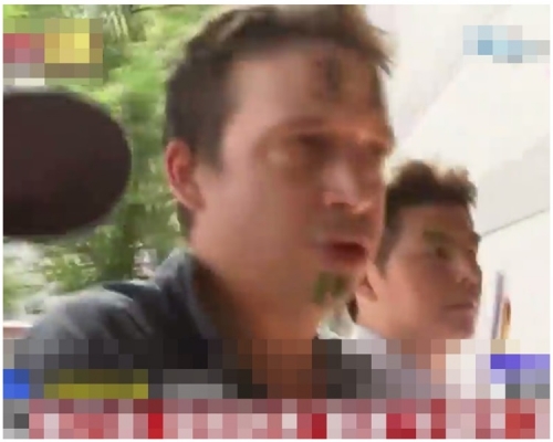 由於額頭紋身太顯眼,洋漢立即被警方認出。