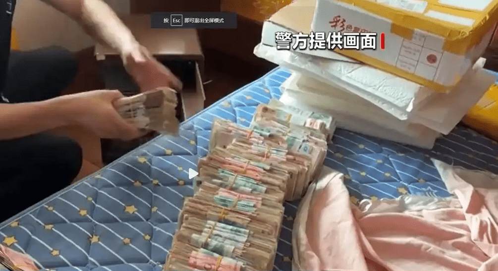 警方搜出總數額達到了20多萬元偽鈔。 警方搜出總數額達到了20多萬元偽鈔。