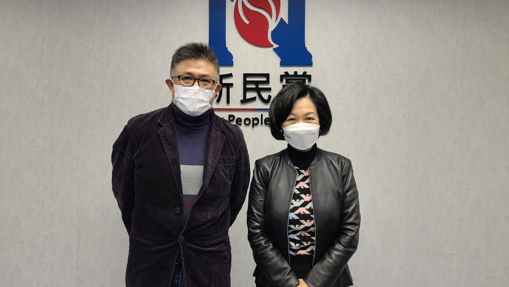 葉劉淑儀與居民就東涌線延線工程的技術問題交換意見。葉劉FB