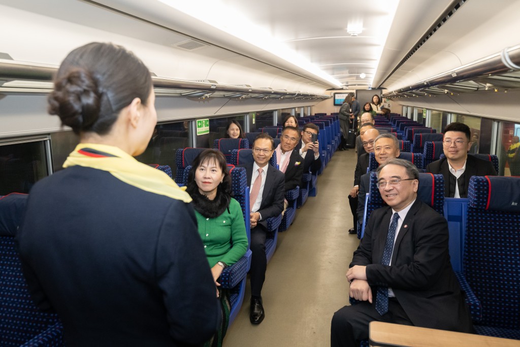 議員聽取港鐵公司代表介紹九廣鐵路直通列車「九廣通」。政府新聞處圖片