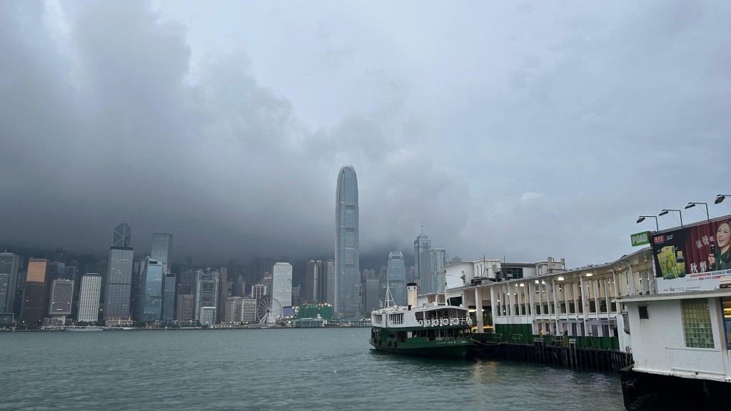 本港地區今日多雲,間中有驟雨及幾陣狂風雷暴,雨勢有時頗大。蔡楚輝攝 本港地區今日多雲,間中有驟雨及幾陣狂風雷暴,雨勢有時頗大。蔡楚輝攝