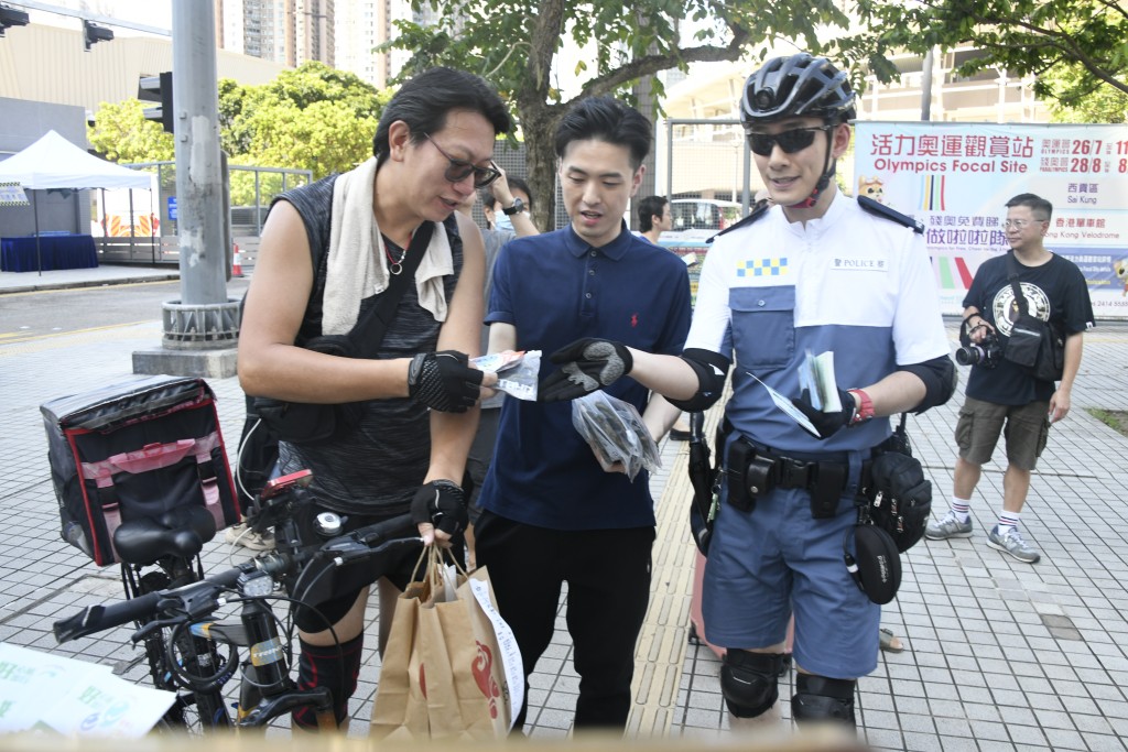 警方呼籲市民騎行單車時應佩戴安全頭盔和避守交通規則。