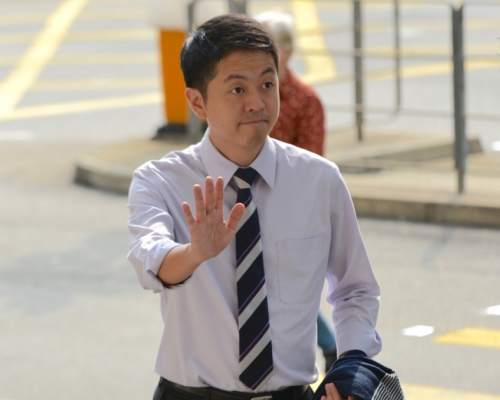 許智峯流亡事件當中最尷尬的，非民主黨主席胡志偉莫屬，他在「流亡」消息公布前幾小時，仍信誓旦旦相信許智峯會回港，結果判斷完全錯誤。