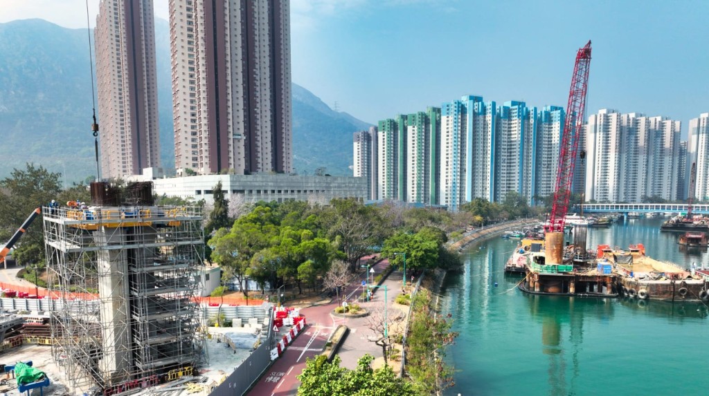 鐵路高架橋延伸段正沿屯門河興建，地基及橋墩工程進展順利，並已開始建造橋身結構。