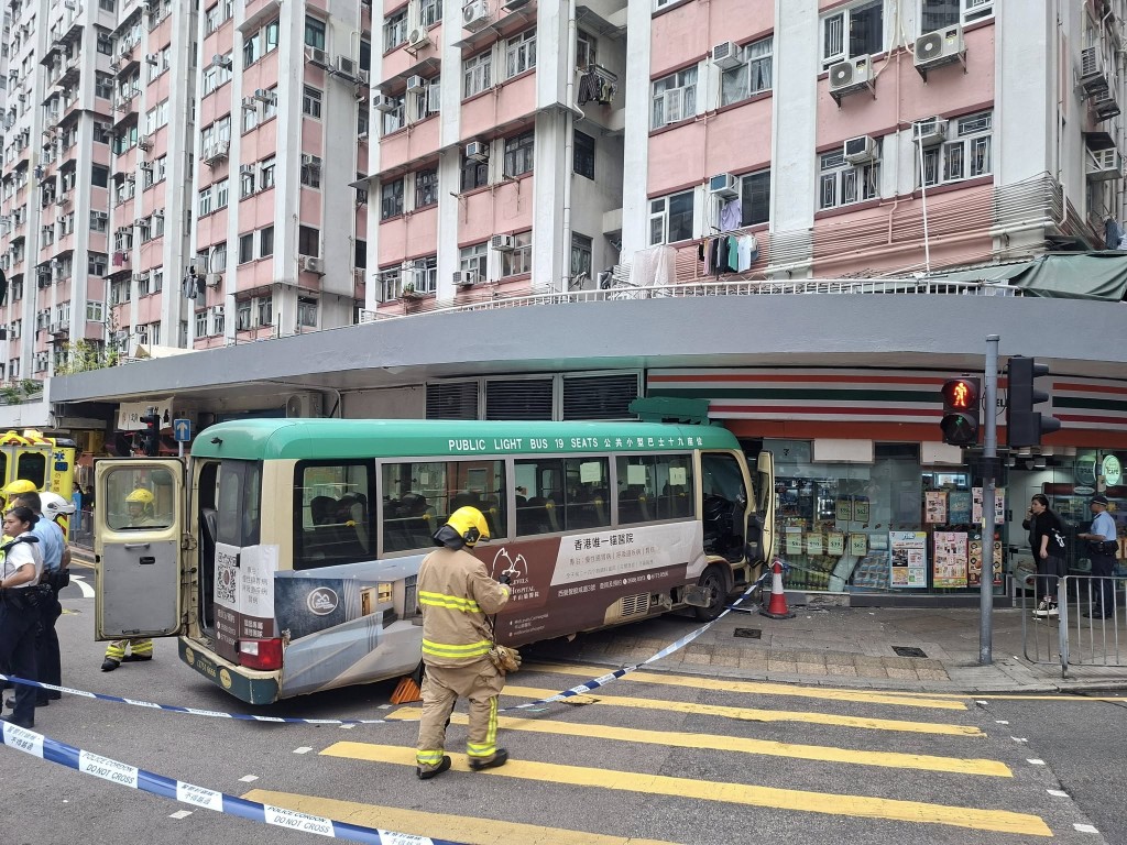 绿色小巴直撞便利店。fb“车cam L（香港群组）”