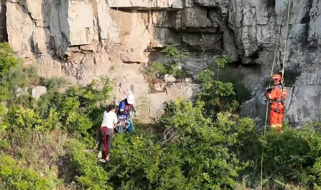 山西大命女堕百米悬崖，奇蹟“摄”入离地40米岩缝获救。山西蓝天救援队