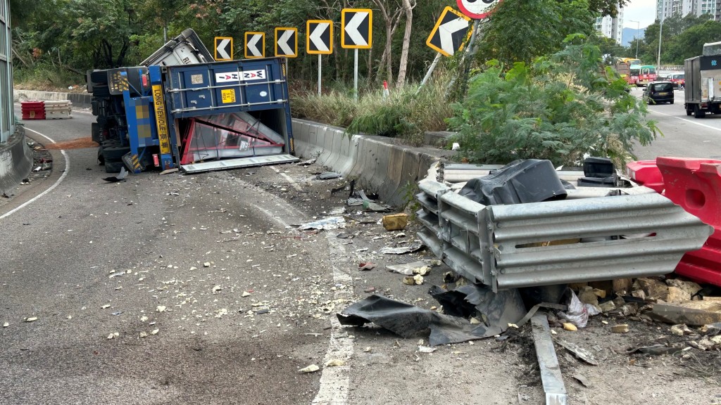 風琴式防撞欄受損。