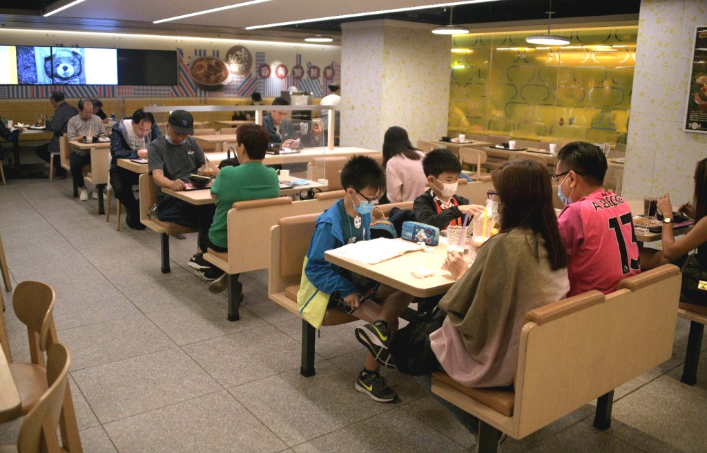 政府收緊防疫及社交限制措施。