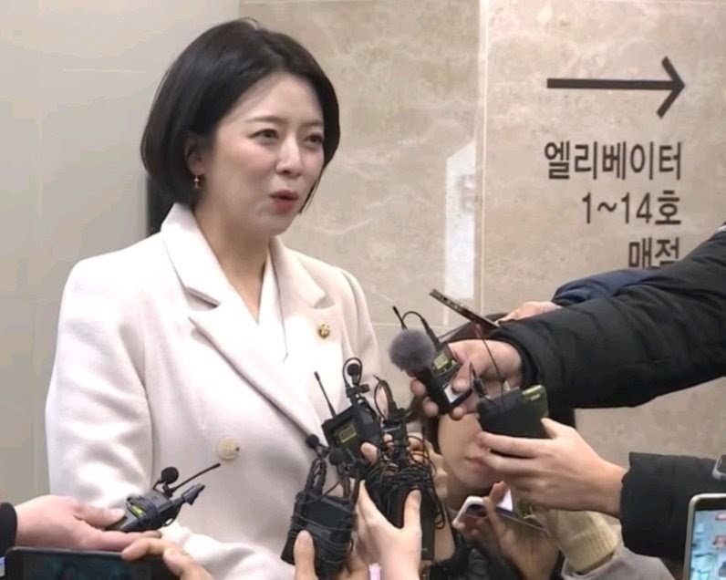 前女主播兼現任國會議員裴賢鎮現身吊唁，卻被民眾鬧爆她失禮。